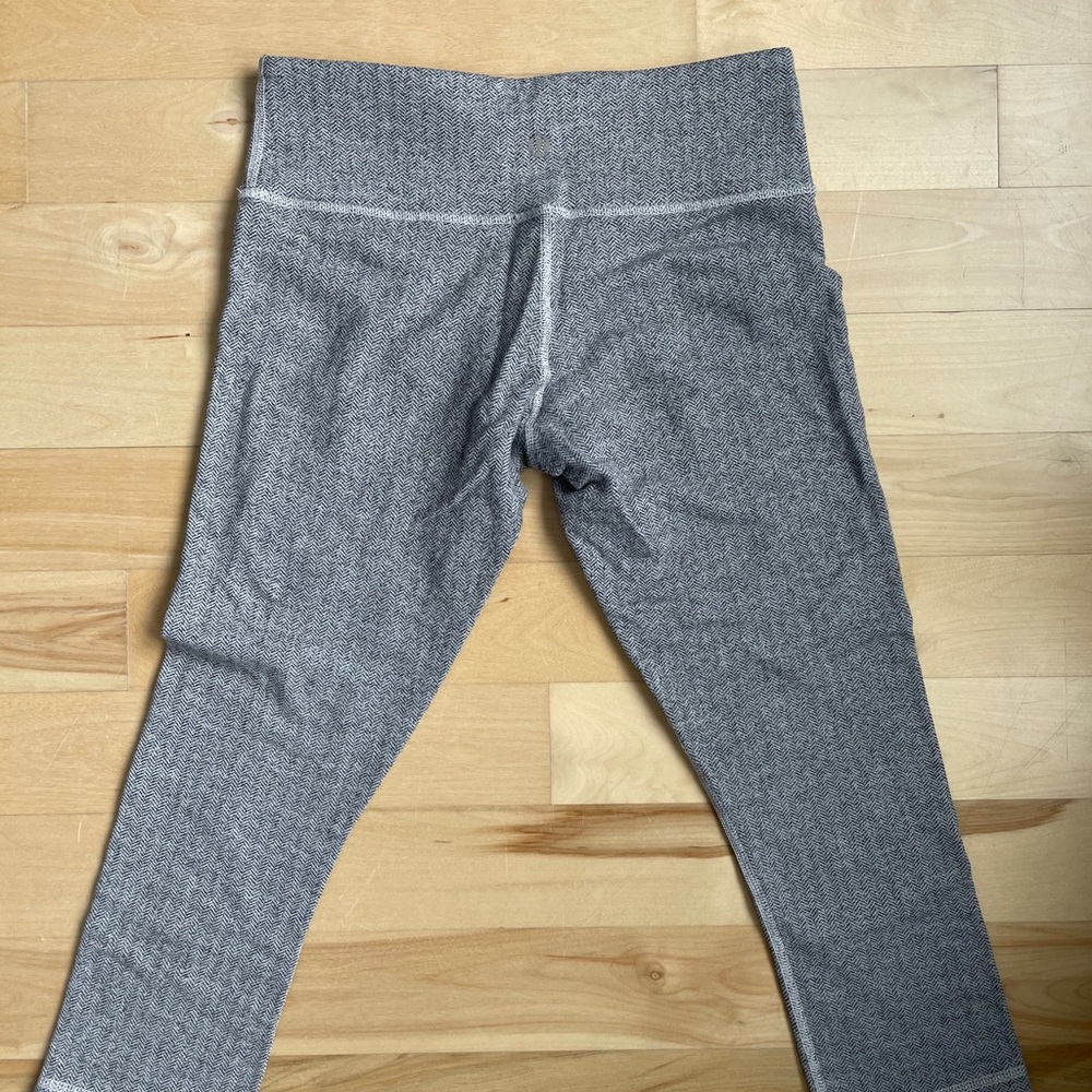 Lululemon gray herringbone wunder under capris